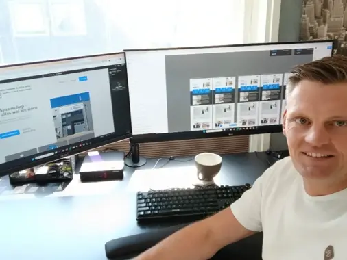 Remco, webdeveloper, werkt aan code op dual monitors met dark theme IDE en website preview